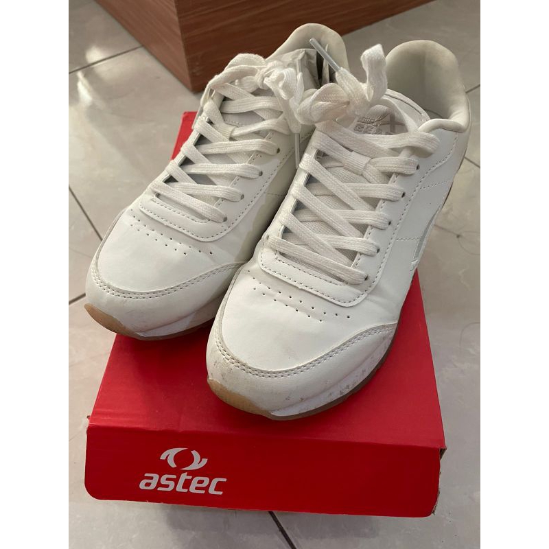 Preloved sepatu wanita putih LA Gear Ukuran 6.5 atau 37. Preloved sepatu putih. Sepatu putih platfor