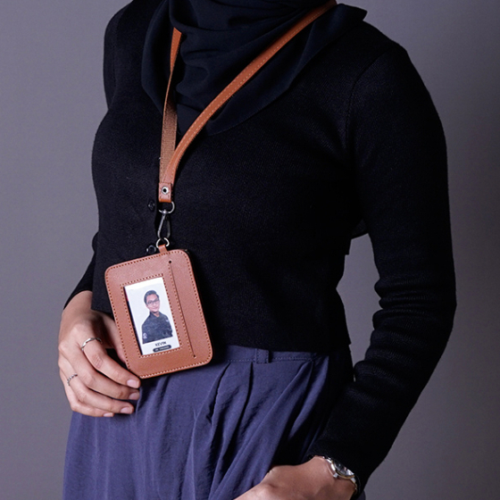 

Name Tag Kulit Id Card Kulit holder karyawan Muat 2 Slot Kartu Termurah - Kode ENT02