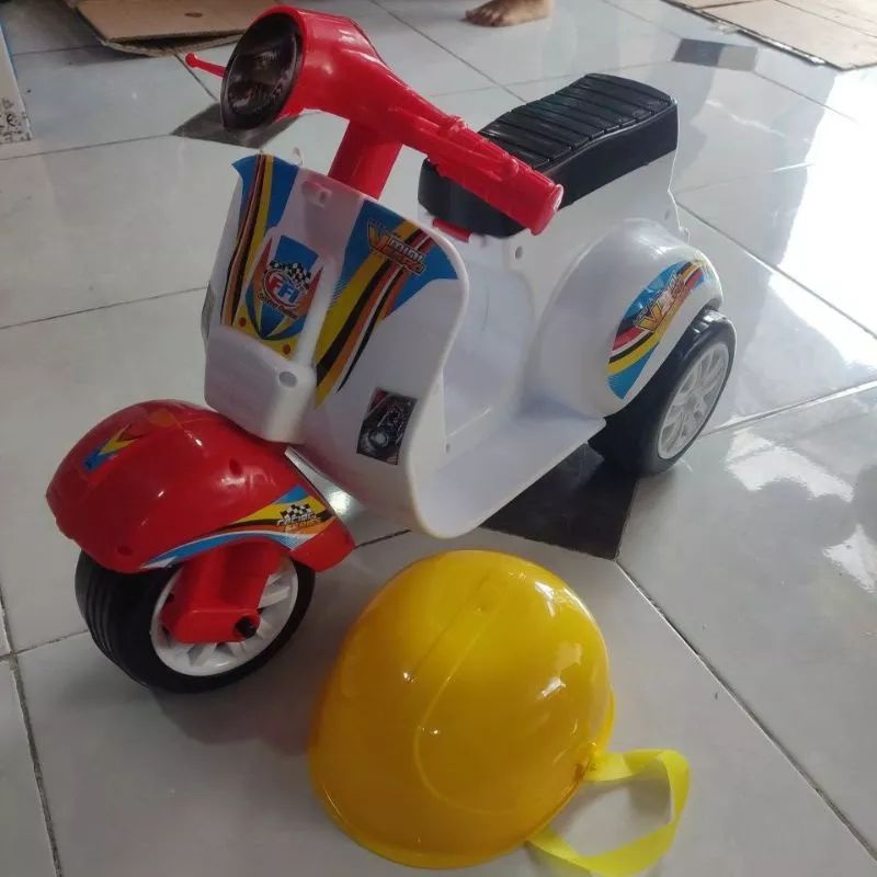 MAINAN MOTOR VESPA / VESPA DI DUDUKI / MOTOR VESPA ANAK/ VESPA PAKAI HELM/ SEPEDA RODA 3/ VESPA