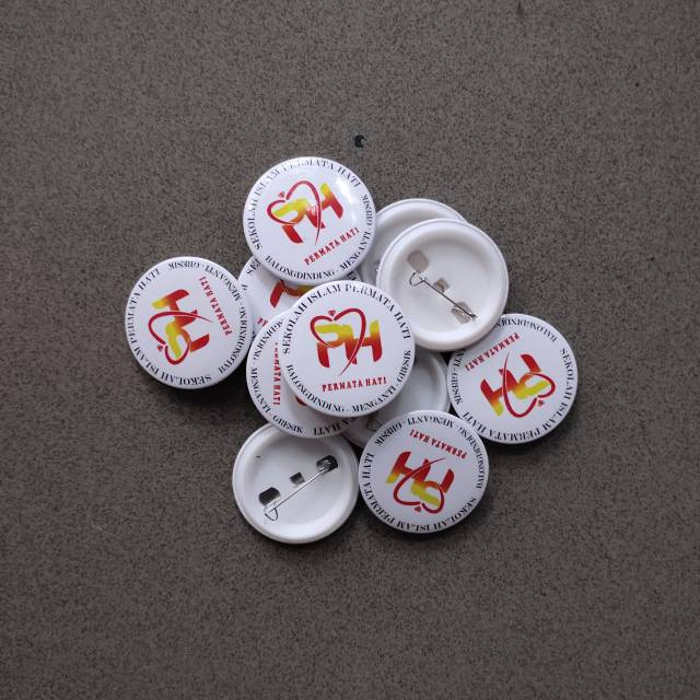 

Souvenir pin peniti ukuran 44mm custom untuk promosi free laminasi glossy / doff MALANG