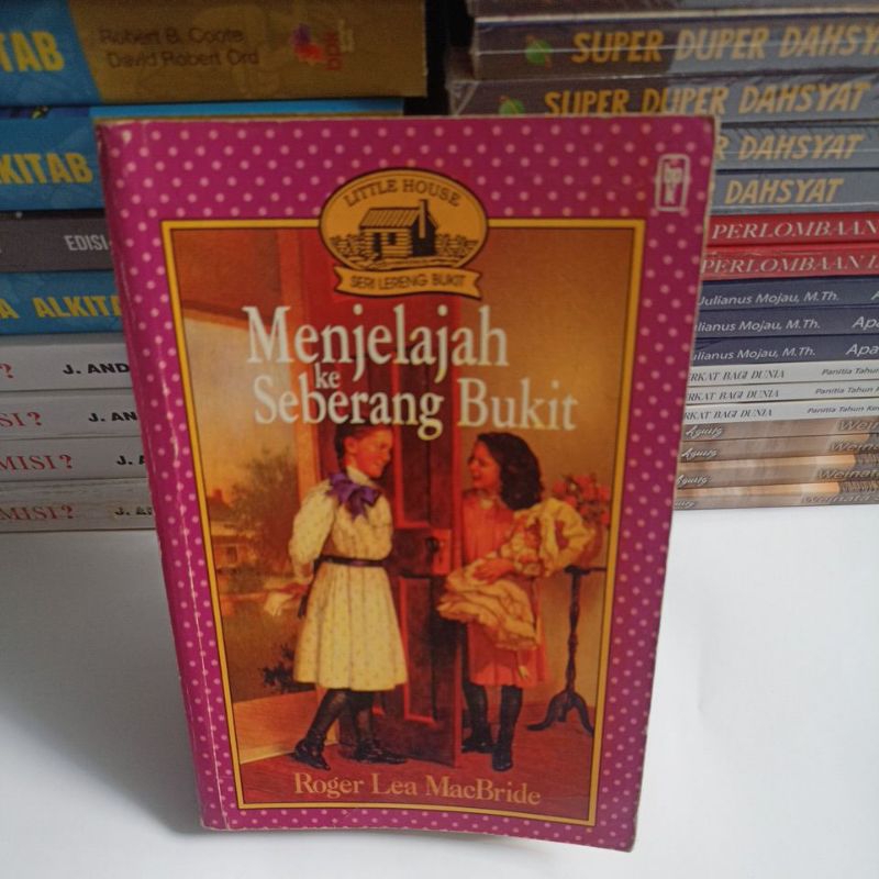 Buku menjelajah ke seberang bukit by Roger Lea MacBride