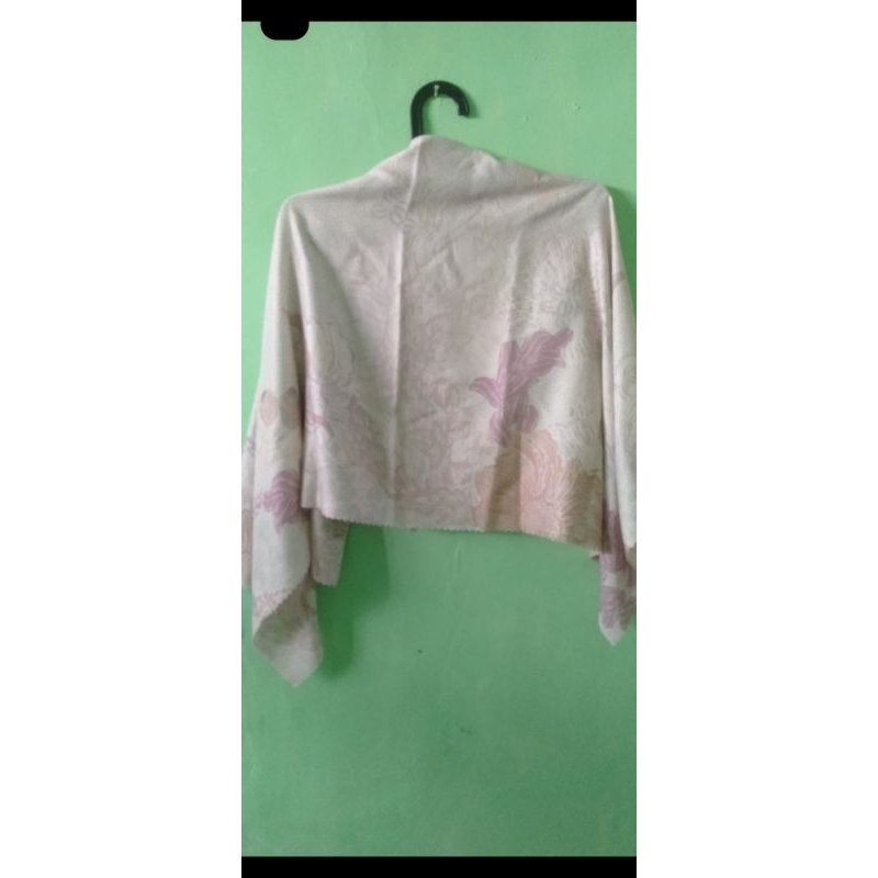 kana scarf wearing klamby preloved