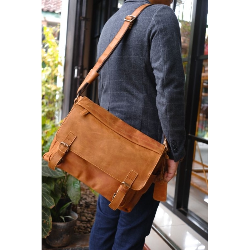 Tas Kulit Asli Pria Basunjoyo Messenger Tas Laptop 14 Inch Multifungsi Pull Up Leather