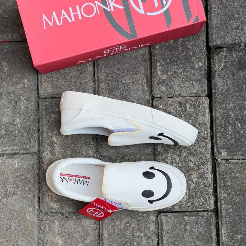 MAHONK - Slip On Sneakers Smile Cream Pria Wanita // Sepatu Casual Trand Masa kini free kaos kaki dan totebag