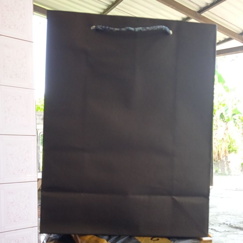 

Paperbag/ Tas kertas polos hitam (26x10x33cm) (0104)