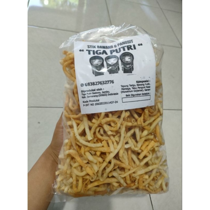 

stik bawang dan pangsit / makanan lebaran