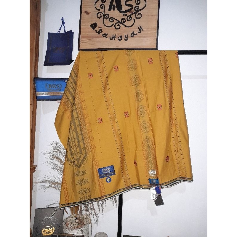 Sarung BHS classic gold jacguard kuning