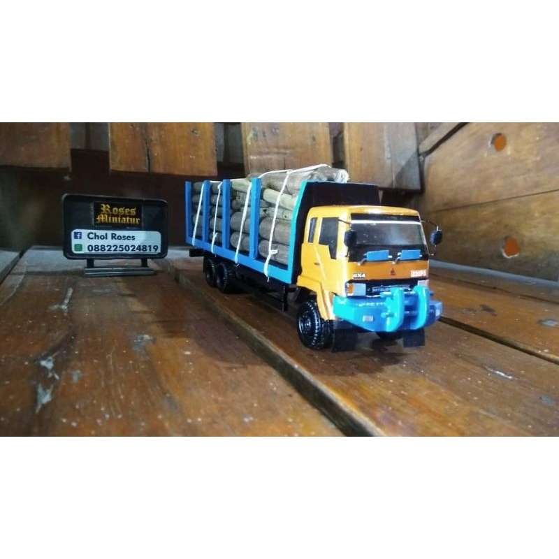 Miniatur truk Fuso muatan kayu