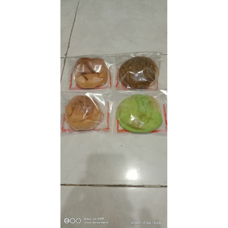 

Roti coklat , keju , kopi dll. Fresh from oven , Enak & murah.
