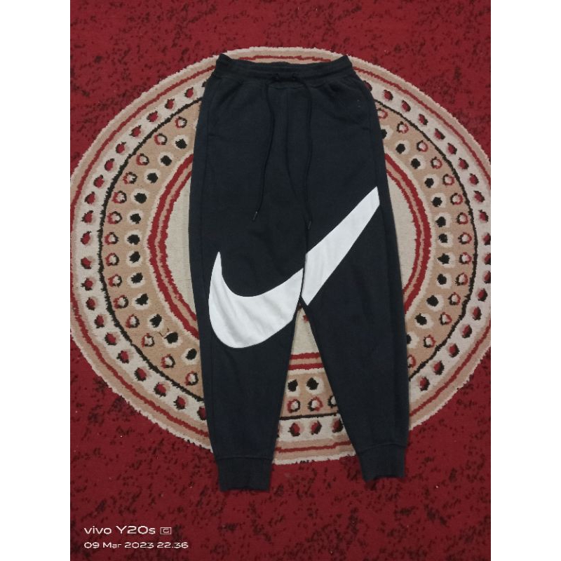 jogger pants nike swoosh