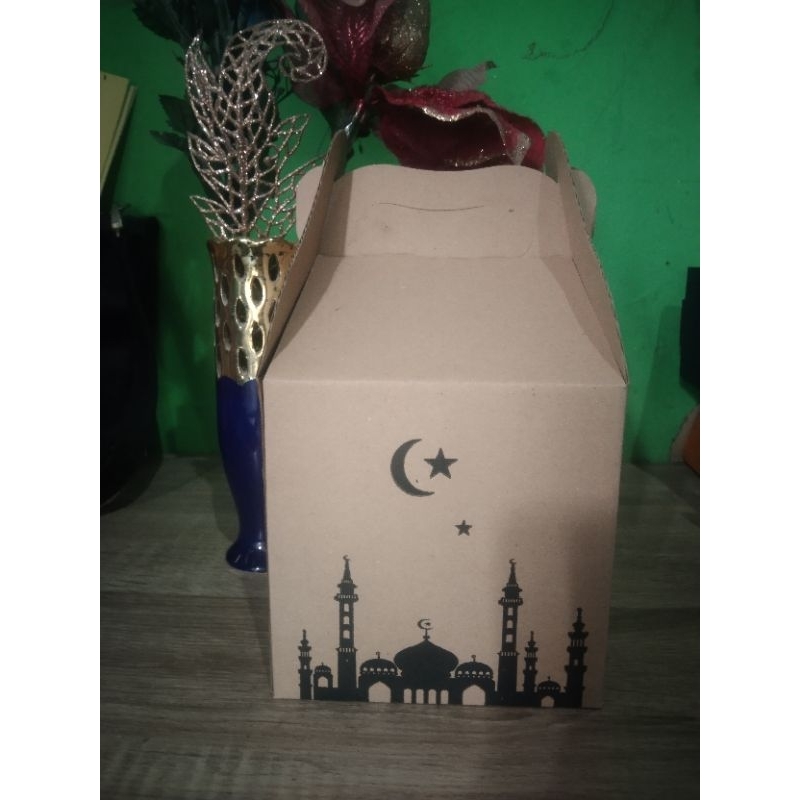 

hampers lebaran isi 2 toples Nastar dan lidah kucing