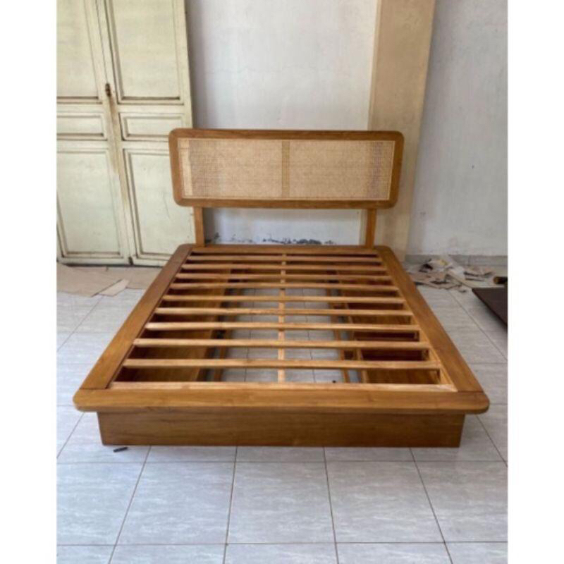 DIPAN ROTAN TEMPAT TIDUR KAYU JATI TUA