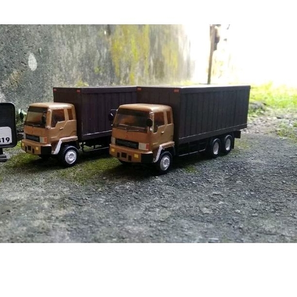 Miniatur truk Fuso box coklat
