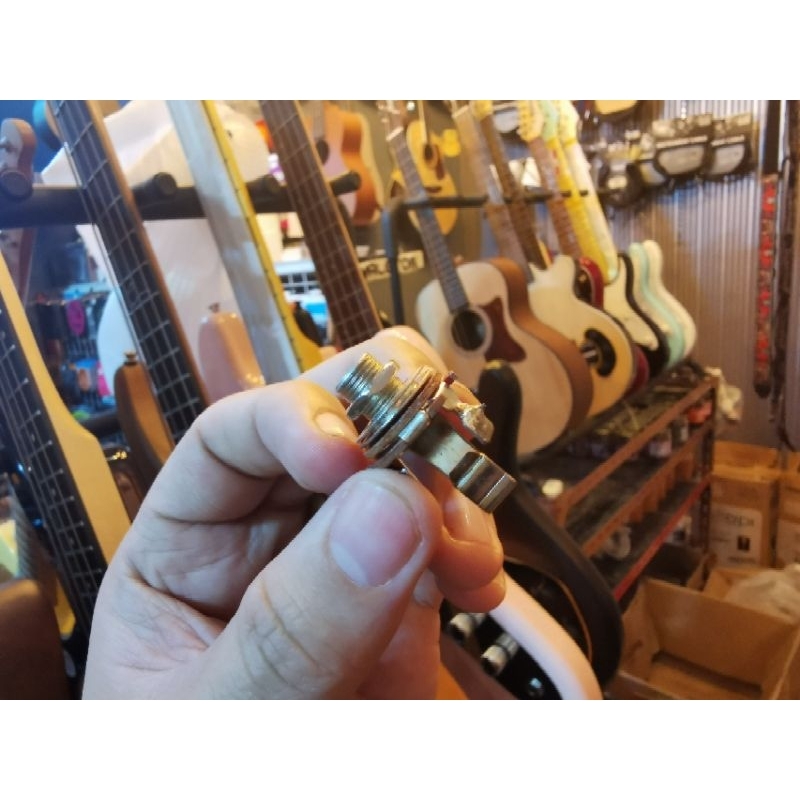 Output jack gitar atau bass elektrik Epiphone