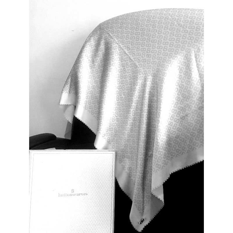 buttonscarves The tapis satin square seed