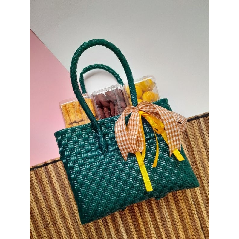 

PAKET HAMPERS IDHUL FITRI TAS ANYAMAN JALI + 3 KUE KERING TAS HIJAU BOTOL