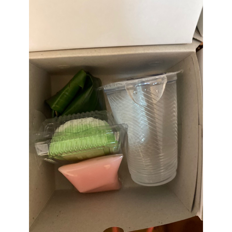 

Snack Box isi 3 Kue + Air Mineral Gelas