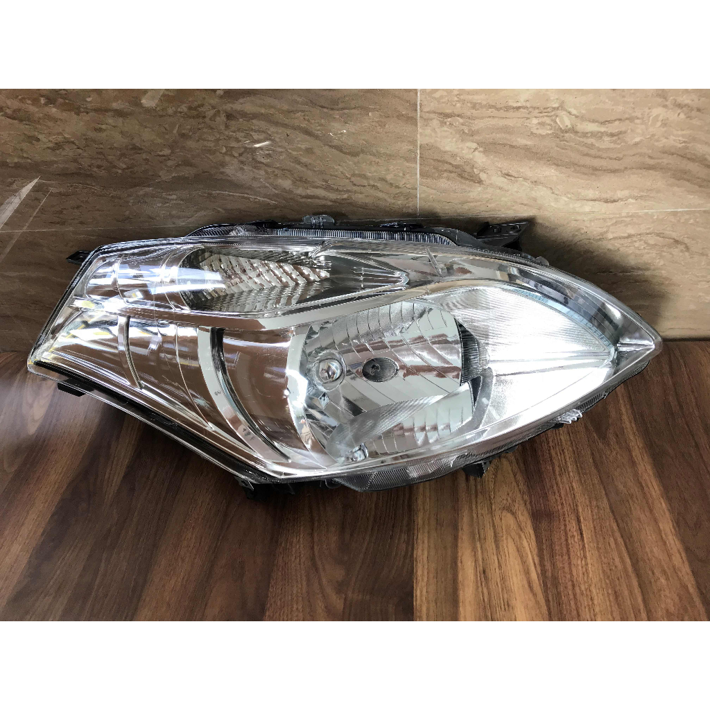 Lampu depan / Head Lamp Assy Suzuki ERTIGA 2012, 2013, 2014, 2015, 2016, 2017