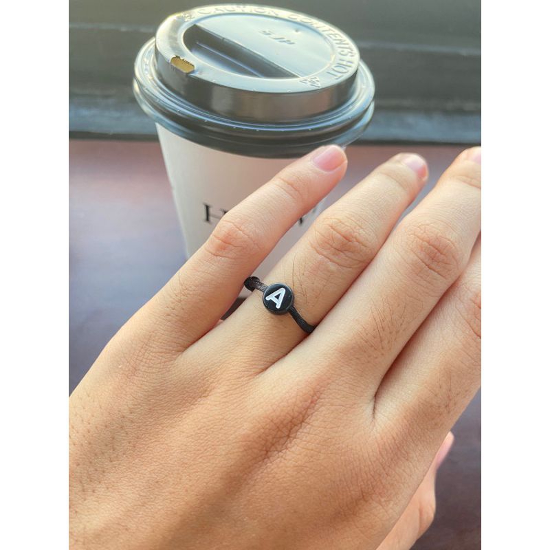 CINCIN INISIAL HURUF BULAT/BUNDAR HITAM TULISAN PUTIH TALI KOREA 1 MM  (XSEMPLAR)