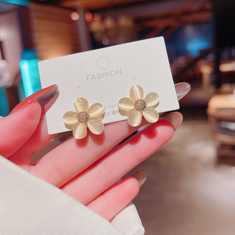 Anting Tusuk Motif Bunga Simple Ala Korea Bahan Sterling Silver Untuk Wanita - Anting Kristal Mutiara Bentuk Bunga