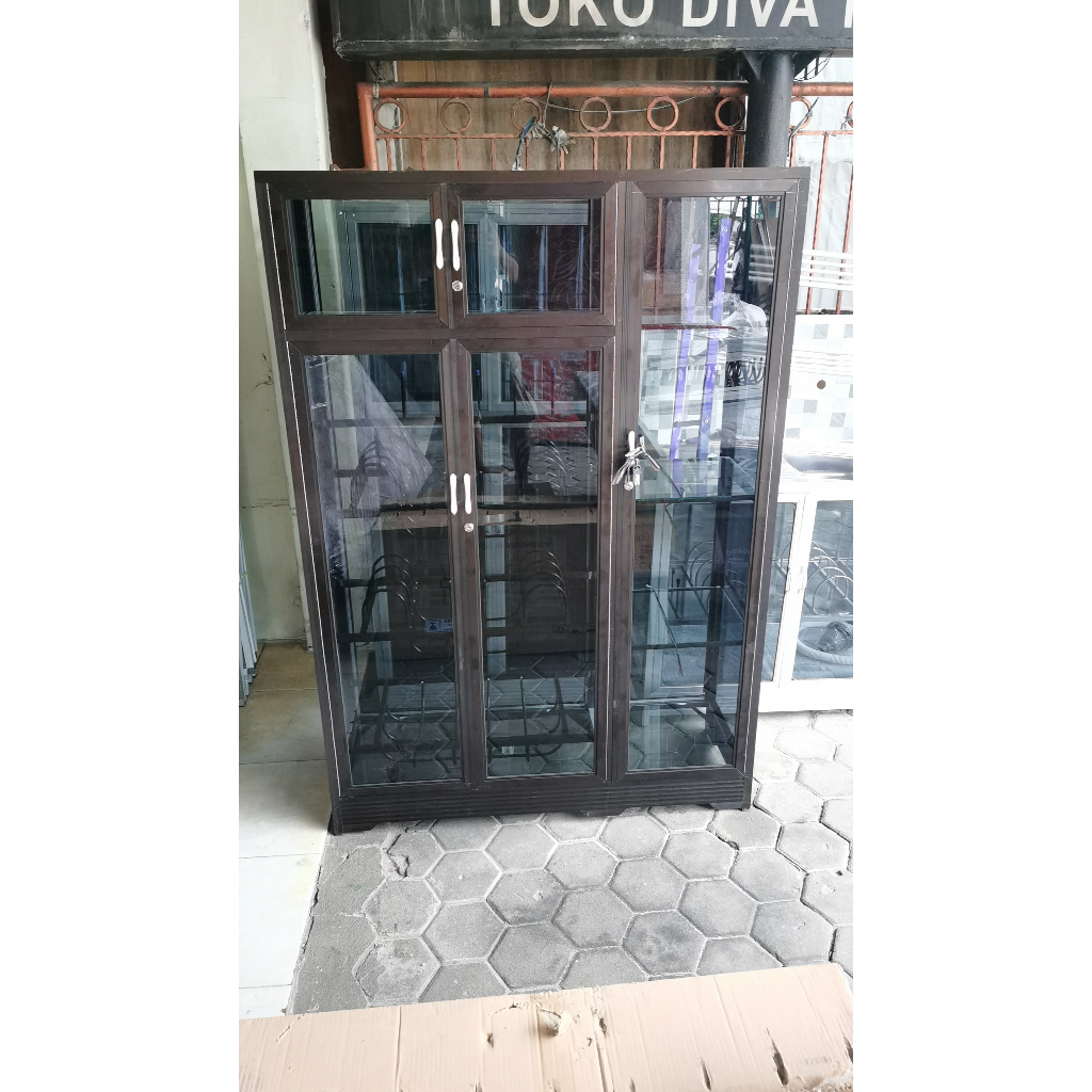 rak piring 3 pintu coklat kaca reben