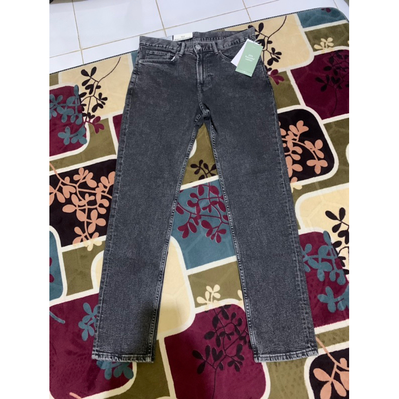 celana jeans H&M original untuk pria ukuran 30 dijual karena salah ukuran)