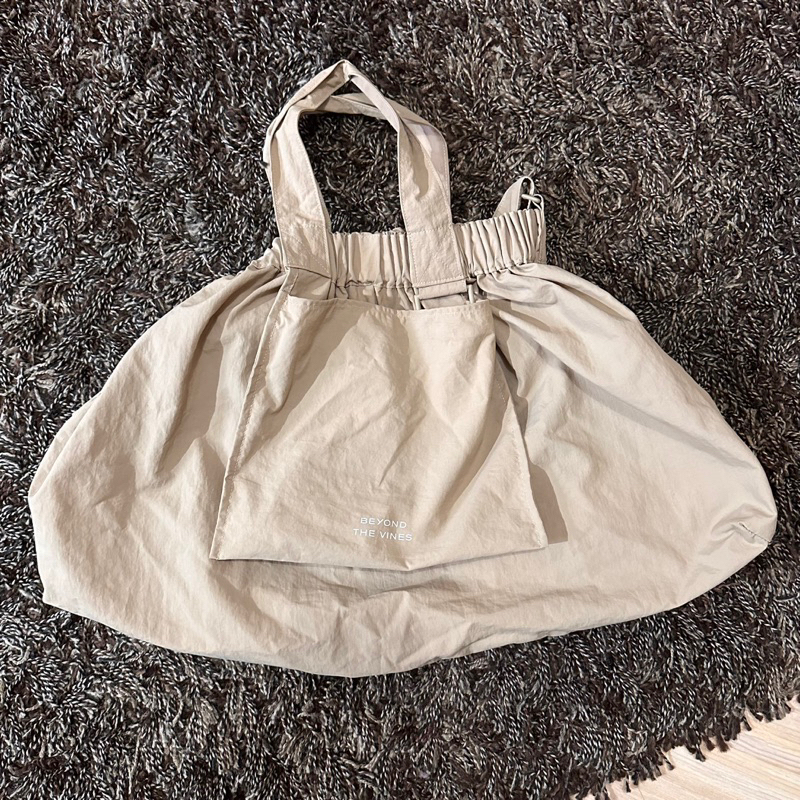 Preloved Beyond The Vines Dumpling Bag Khaki size Xl