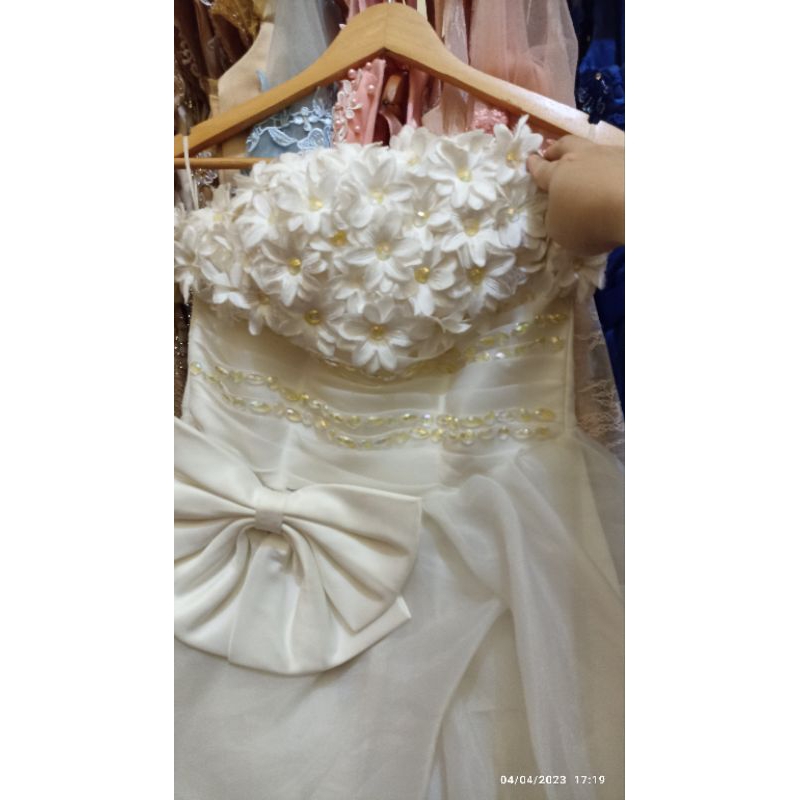 gaun preloved putih tulang