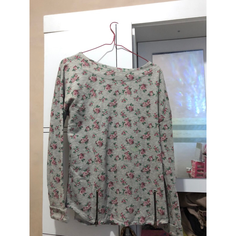 PRELOVED - crewneck wanita / atasan flower / crewneck flower