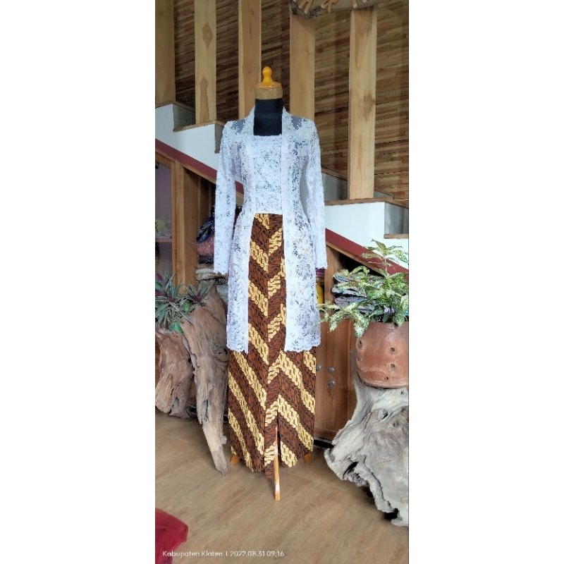 kebaya akad nikah / kebaya pengantin putih / kebaya selutut.