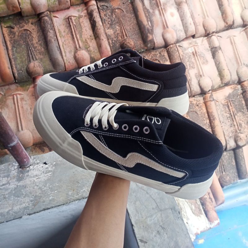 Sepatu Patrobas Cloud low cut Black and White [BNIB] size 43