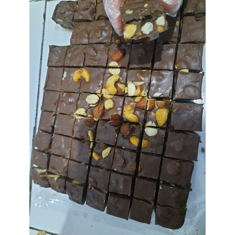 

Nafariz724 Coklat Premium Full Almond Es'Q Blok 1Kg + Free Bubble