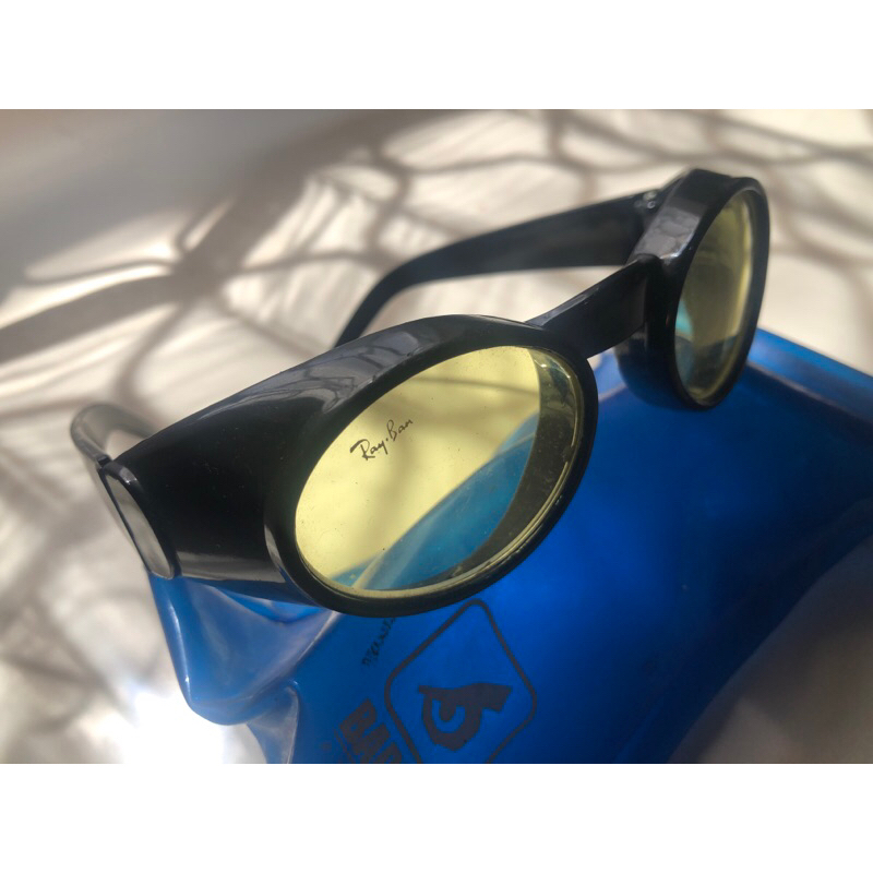 Kacamata kuning retro