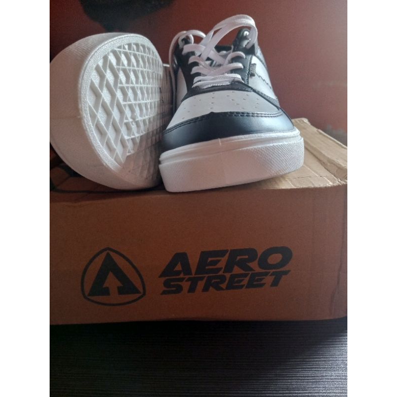Aerostreet 44 Hoops Low Putih Hitam -sepatu sneakers casual pria