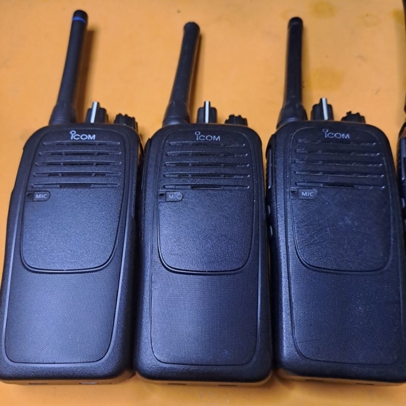 HT ICOM IC F2000 FREKUENSI UHF LOW BAND ICOM IC-F2000 FREKUENSI 350 MHZ NORMAL BATERAI AWET MIRIP IC