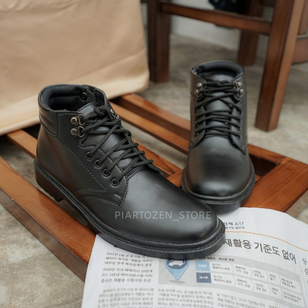 Sepatu PDH Pria Dinas TNI/POLRI, Keamanan Satpam dengan Model Tali Resleting, Terbuat dari Kulit Sintetis Hitam Doff, Harga Murah dalam Penjualan Grosir.