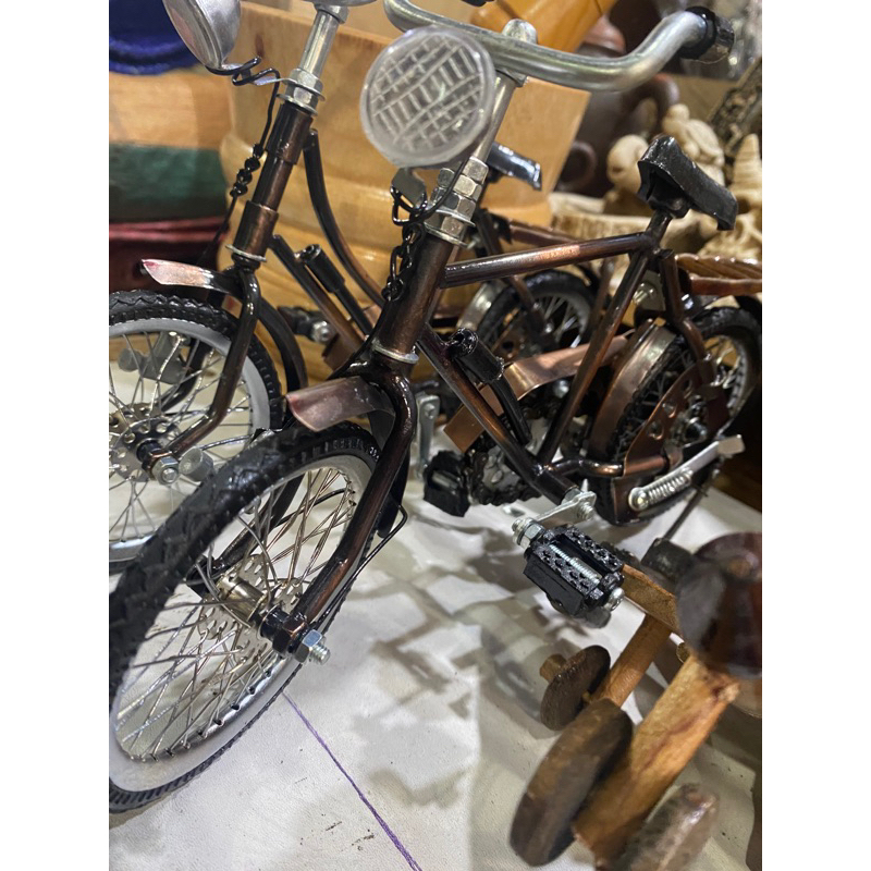 mainan/miniatur sepeda ontel