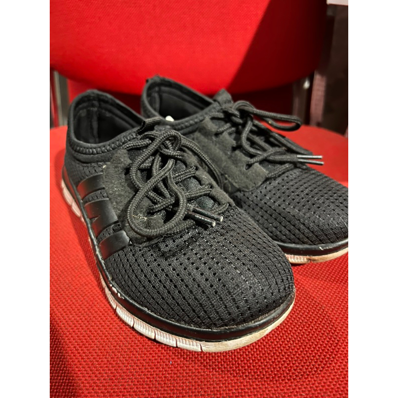 Nevada size 33-sepatu anak sekolah