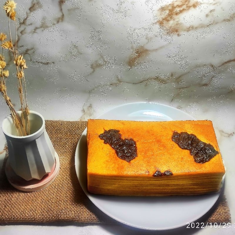 

Lapis Legit Prunes / Plum 20x10 cm ( Halal )