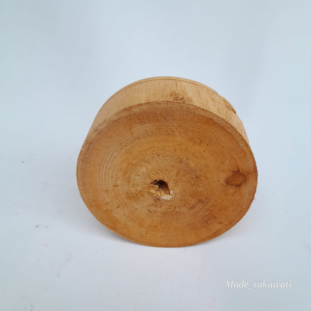 Tatakan kayu bentuk bulat dengan lubang