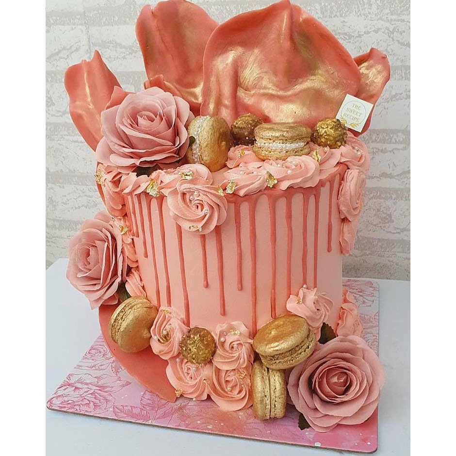 

Cake Rose With Macaroon Gold