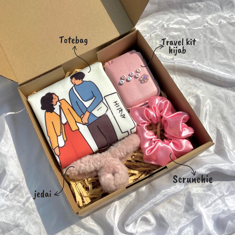 TRAVEL KIT HIJAB KADO WANITA HAMPERS GIFTBOX CUSTOM KARTU UCAPAN