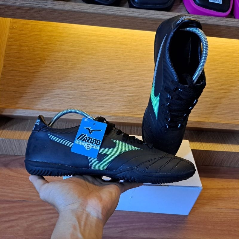 Sepatu olahraga futsal Mizuno Neo Morelia