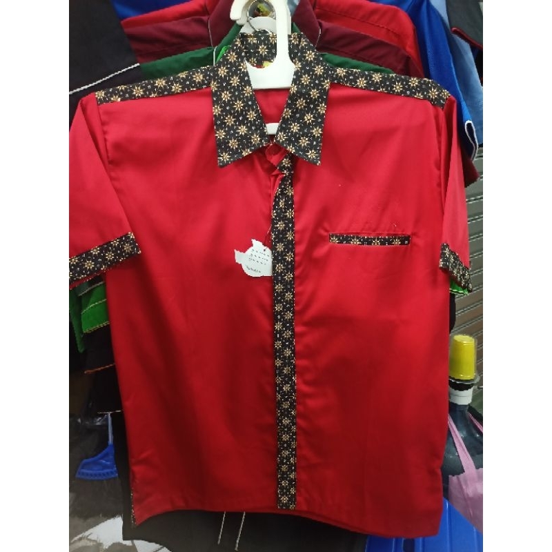 KEMEJA SERAGAM MERAH KOMBINASI BATIK HITAM BAHAN AMERICAN DRILL