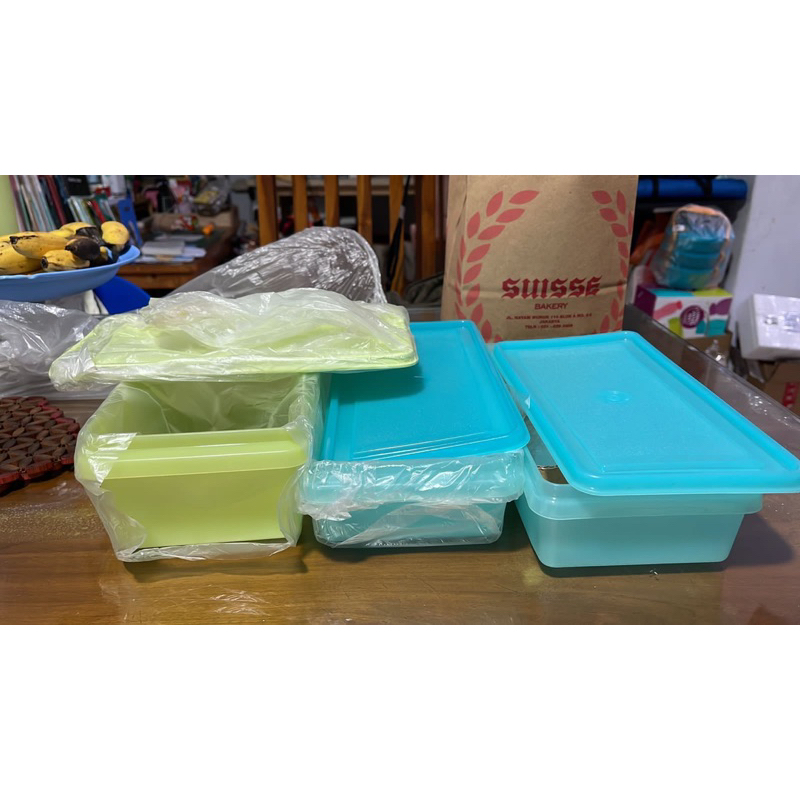 Satu set kotak makan tupperware