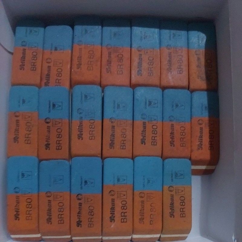 

penghapus pelikan BR 80 warna merah biru ukuran kecil 4cm made in germany harga satuan @5k