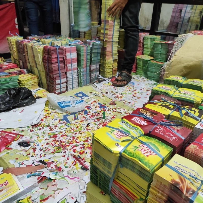 

[Lembaran] [Bisa Pilih Motif] 100 Lembar Amplop Lebaran Motif Snack Viral Size Mini 5x8 cm Belum Dilem