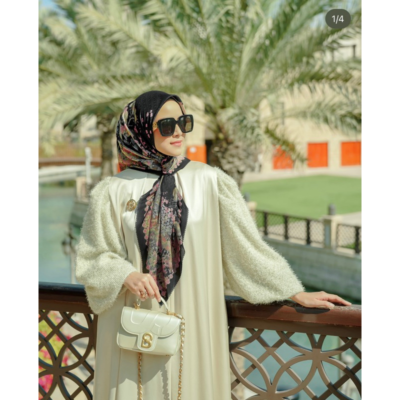 PRELOVED KERUDUNG BUTTONSCRAVES AL QASR BLACK MASHRABIYA SATIN