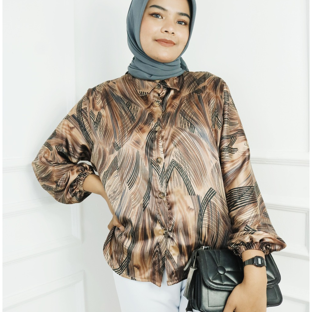 SPECIAL PROMO KEMEJA BLOUSE PRISKILA BAHAN ARMANY SLIK KEMEJA ATASAN OVERSIZE WANITA TERBARU 2023 KEKINIAN BLOUSE SLIK MOTIF PREMIUM ( KANCING DEPAN BISA UNTUK BUSUI ) UKURAN ( M = 104 L= 109 XL = 114 XXL= 119 ) WARNA BROWN BISA UNTUK SEMUA USIA