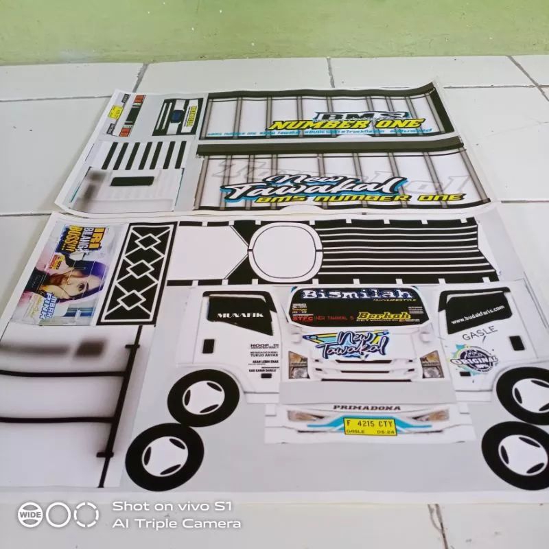 lembaran pola stiker miniatur truk oleng